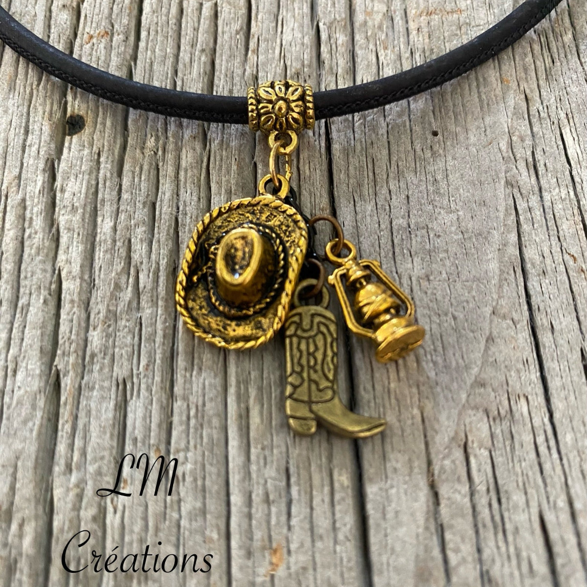 Collier en liège naturel artisanal avec breloques lanterne, botte et chapeau de cowboy – style country et bohème – LM Créations
