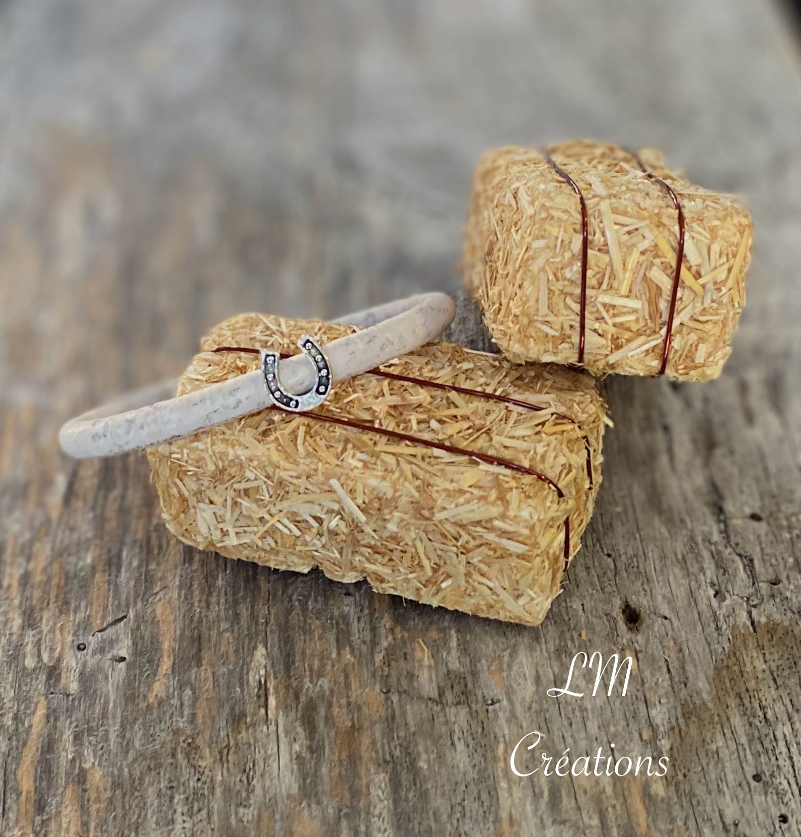 Bracelet de liège avec un ornement de fer à cheval. Pour hommes et femmes, fait à la main par Manon Lambert. Disponible au Québec.