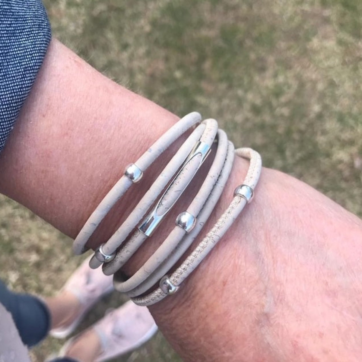 Bracelet de liège fait à la main au Québec. Bijou unisexe par LM Créations. Bracelet Lia blanc.