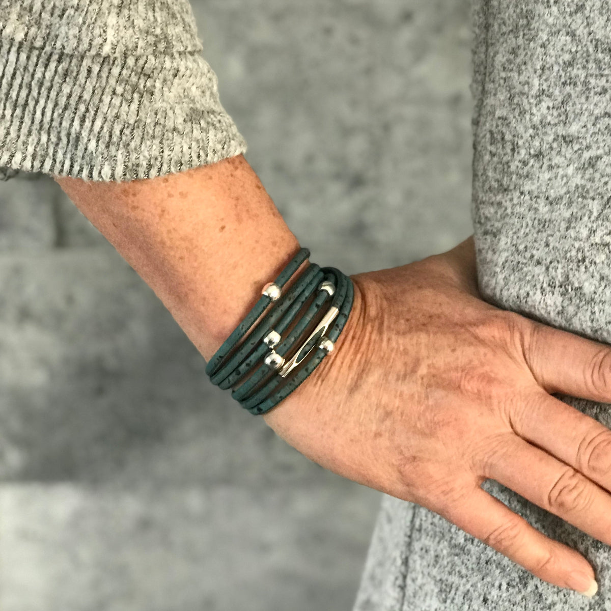 Bracelet de liège fait à la main au Québec. Bijou unisexe par LM Créations. Bracelet Lia bleu jeans.