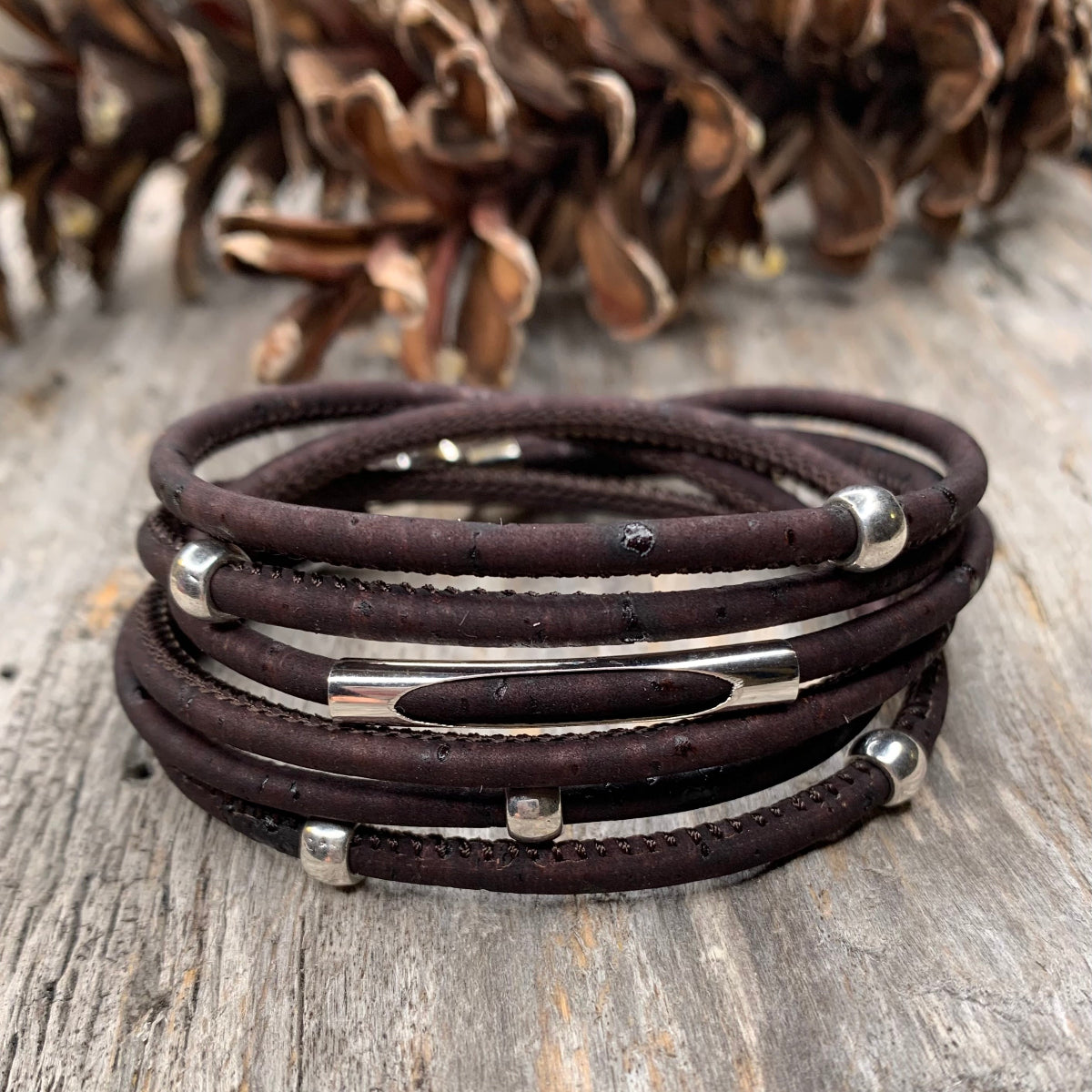 Bracelet de liège fait à la main au Québec. Bijou unisexe par LM Créations. Bracelet Lia brun foncé.