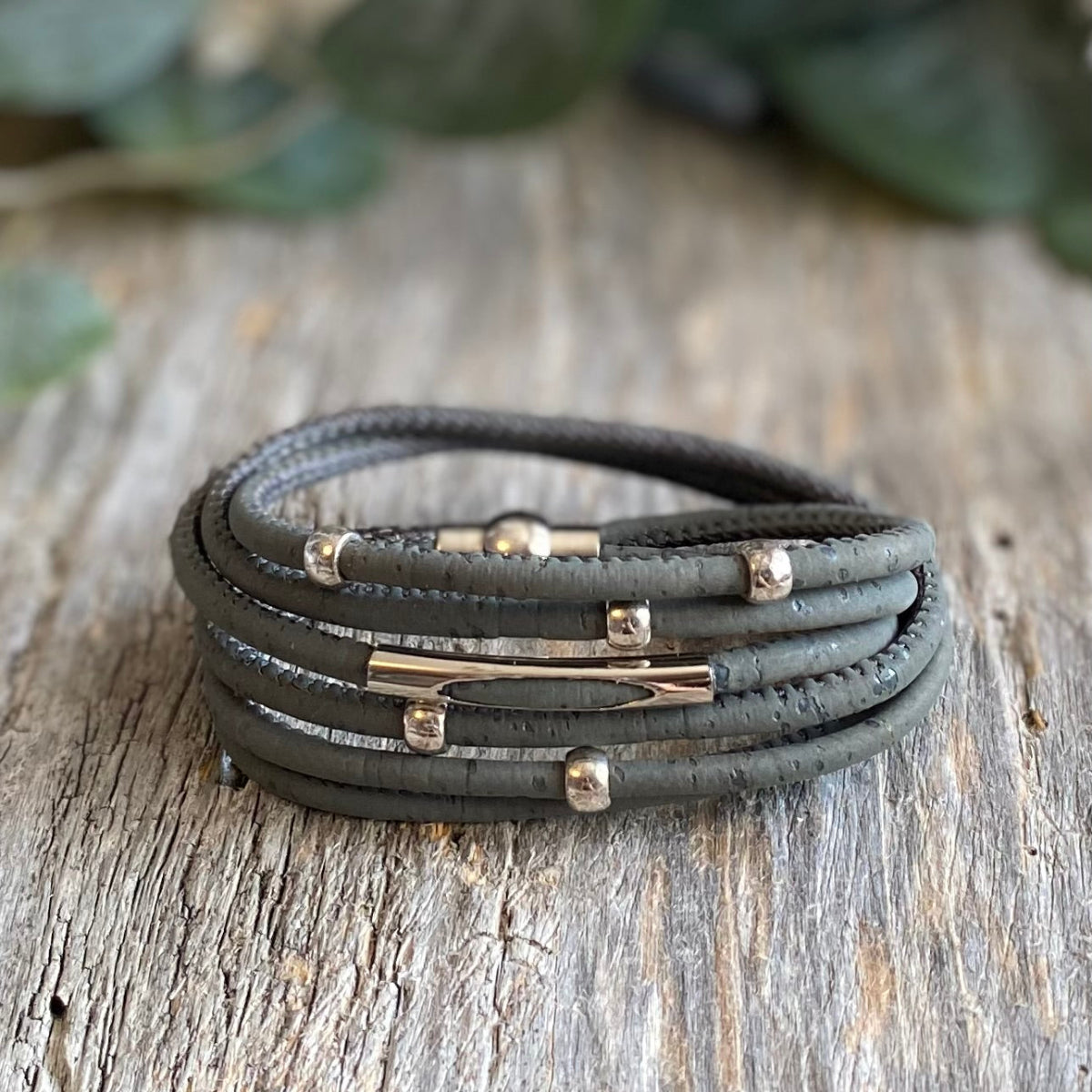 Bracelet de liège fait à la main au Québec. Bijou unisexe par LM Créations. Bracelet Lia marine.