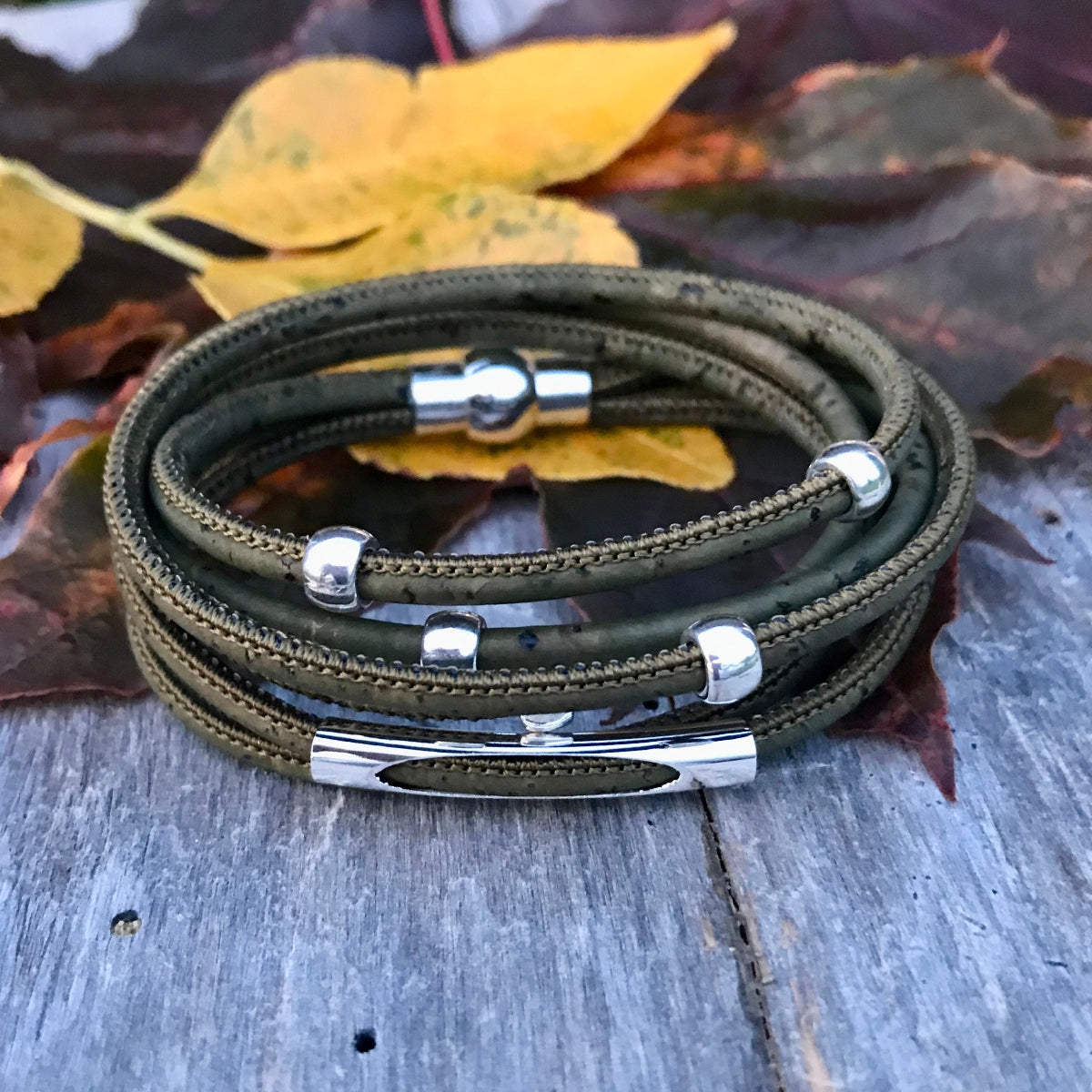 Bracelet de liège fait à la main au Québec. Bijou unisexe par LM Créations. Bracelet Lia kaki.