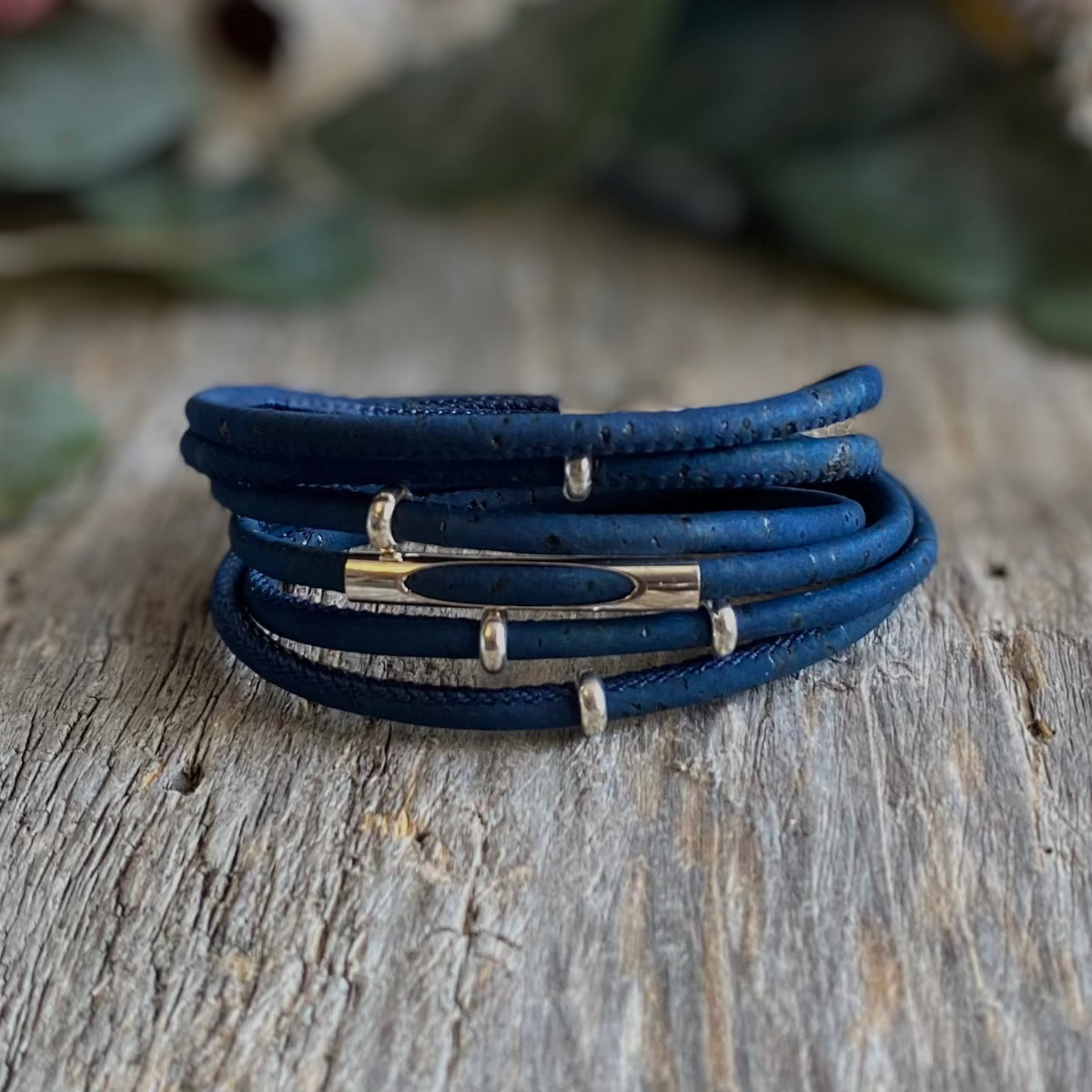 Bracelet de liège fait à la main au Québec. Bijou unisexe par LM Créations. Bracelet Lia marine.