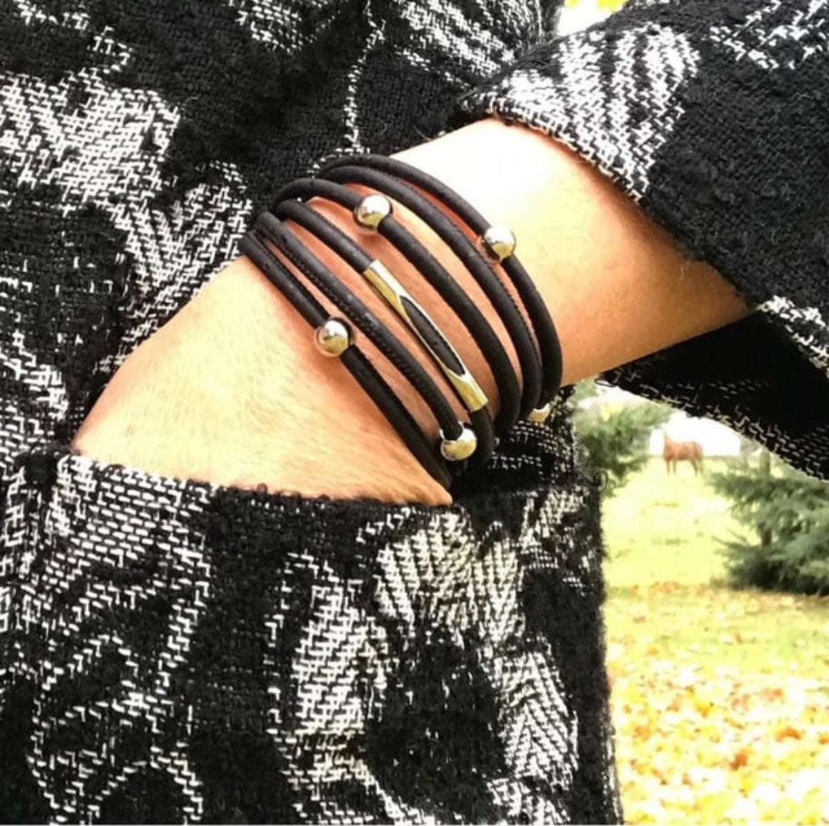 Bracelet de liège fait à la main au Québec. Bijou unisexe par LM Créations. Bracelet Lia noir.