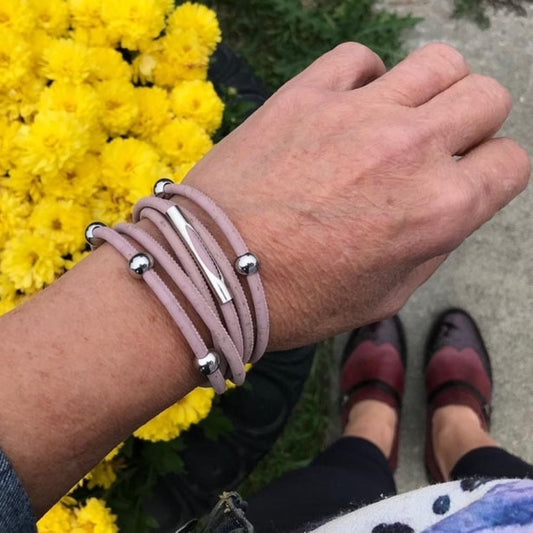 Bracelet de liège fait à la main au Québec. Bijou unisexe par LM Créations. Bracelet Lia rose.