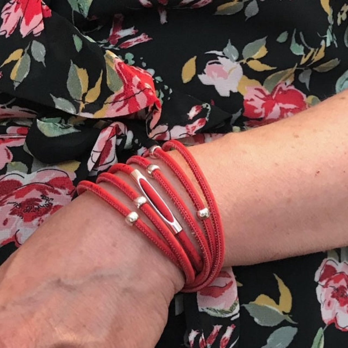 Bracelet de liège fait à la main au Québec. Bijou unisexe par LM Créations. Bracelet Lia rouge.