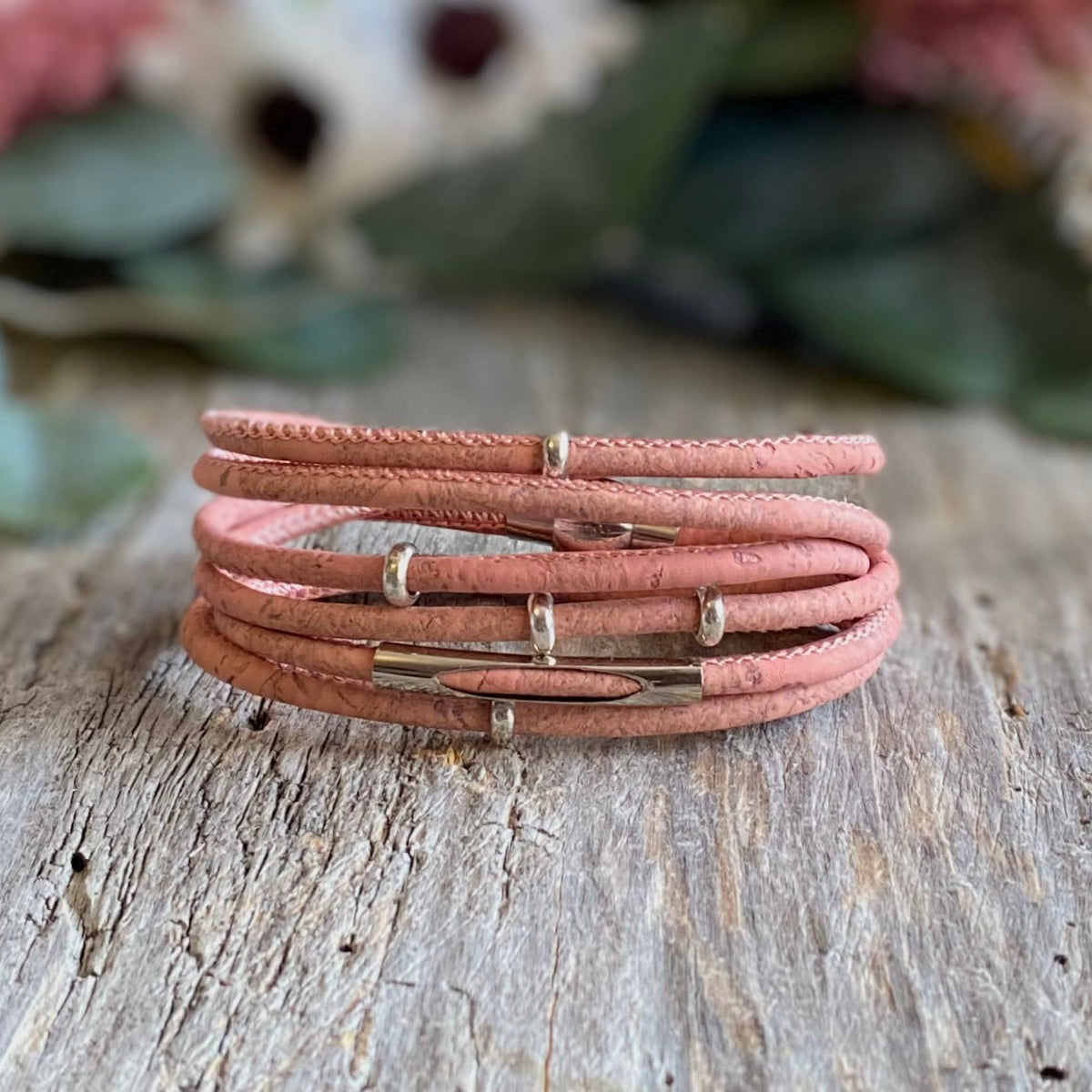 Bracelet de liège fait à la main au Québec. Bijou unisexe par LM Créations. Bracelet Lia vieux rose.