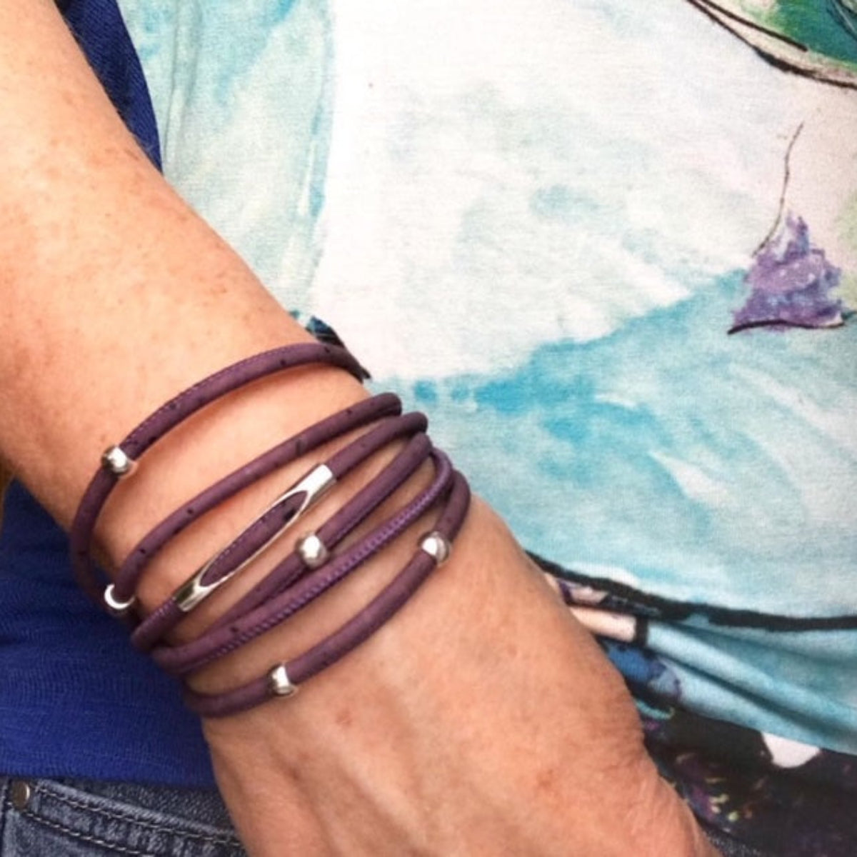 Bracelet de liège fait à la main au Québec. Bijou unisexe par LM Créations. Bracelet Lia violet.