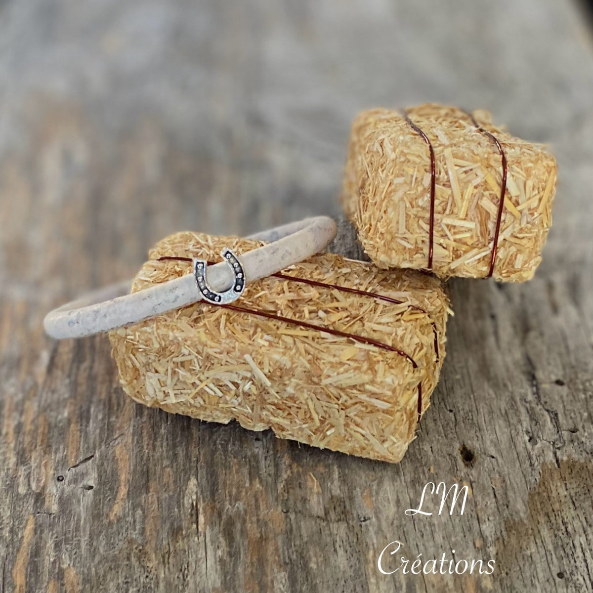 Bracelet de liège naturel fait à la main avec breloque western – LM Créations.