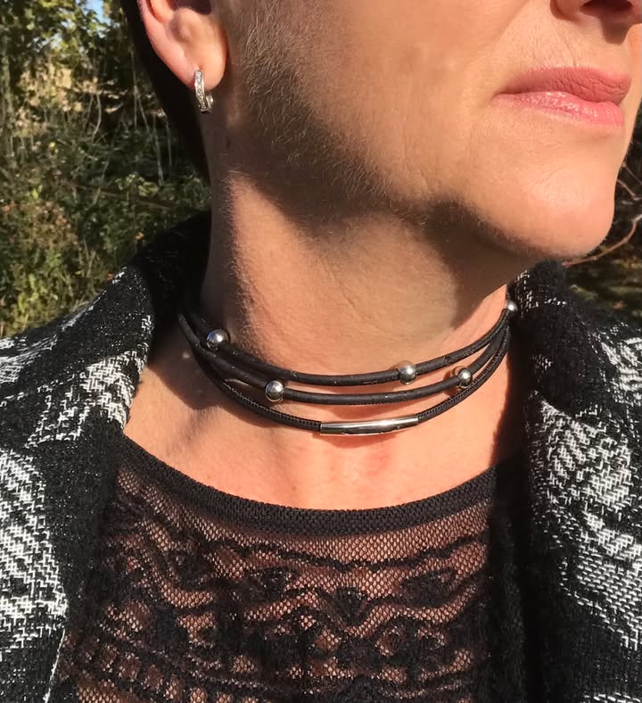 Bracelet en liège fait à la main en version collier. Fait au Québec par Manon Lambert - LM Créations