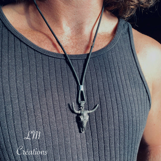 Collier en liège naturel artisanal avec breloques tête de buffle noire – style country et bohème – LM Créations