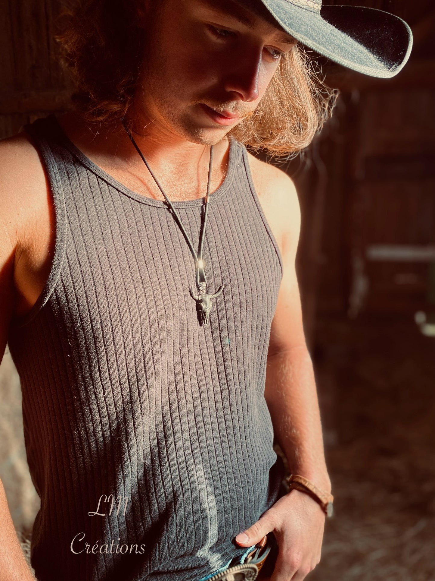 Collier en liège naturel artisanal avec breloques tête de buffle noire – style country et bohème – LM Créations, plan éloigné.