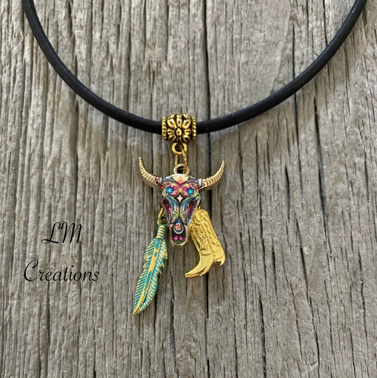 Collier en liège naturel artisanal avec breloques tête de buffle, botte de cowboy et feuille – style country et bohème – LM Créations