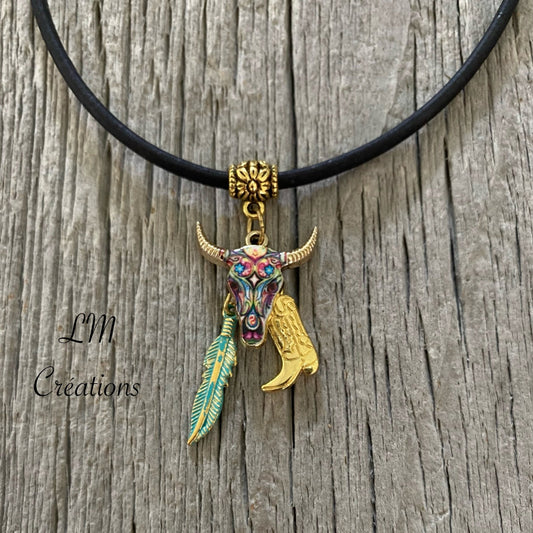 Collier en liège naturel artisanal avec breloques tête de buffle, botte de cowboy et feuille – style country et bohème – LM Créations