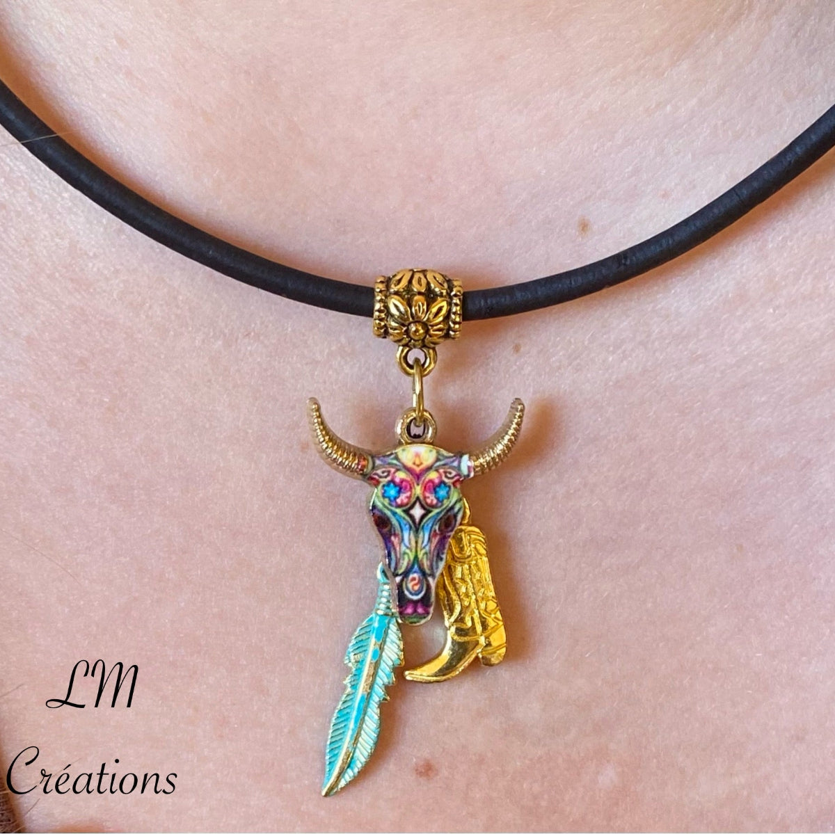 Collier en liège naturel artisanal avec breloques tête de buffle, botte de cowboy et feuille – style country et bohème – vue sur peau, LM Créations.