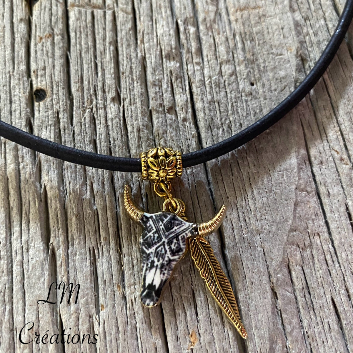 Collier en liège naturel artisanal avec breloques tête de buffle et feuille – style country et bohème – LM Créations