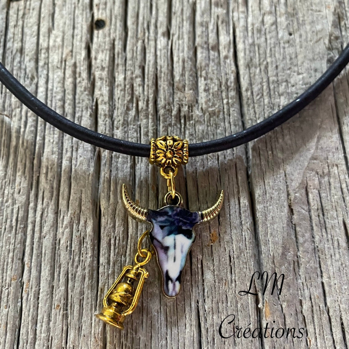 Collier en liège naturel artisanal avec breloques tête de buffle et lanterne – style country et bohème – LM Créations
