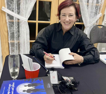 Manon Lambert, auteure québécoise, a un article dans la revue coup d'oeil pour le lancement de son tout nouveau roman Jusqu'à ce que la lune soit pleine.