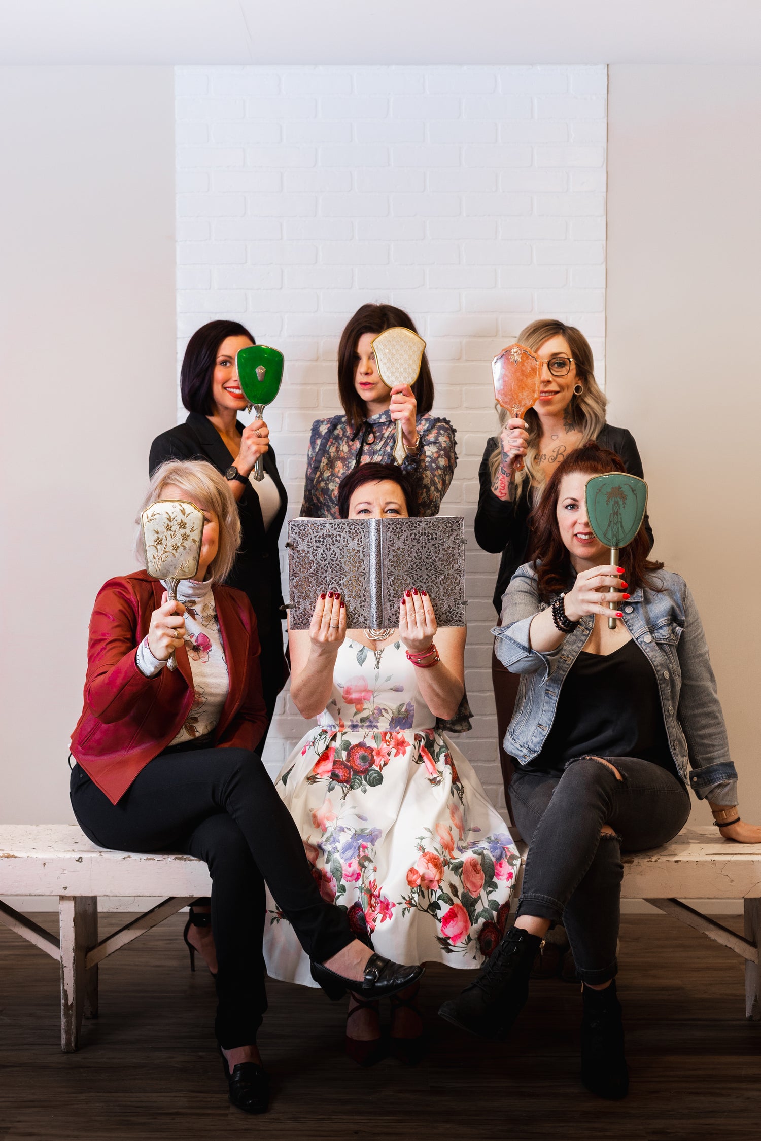 Manon Lambert, auteure québécoise, de romans inspirants et des récits de vie authentiques pour toutes personnes en quête de sens. Photo réelle de la couverture de son livre – Nos miroirs, vos histoires. 